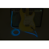 Cable Fluorescente Fender Glow In The Dark Cable Blue conectado a Guitarra