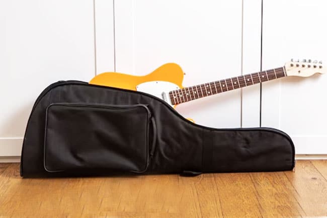 Guitarra guardada en su funda para mantenerla protegida y limpia