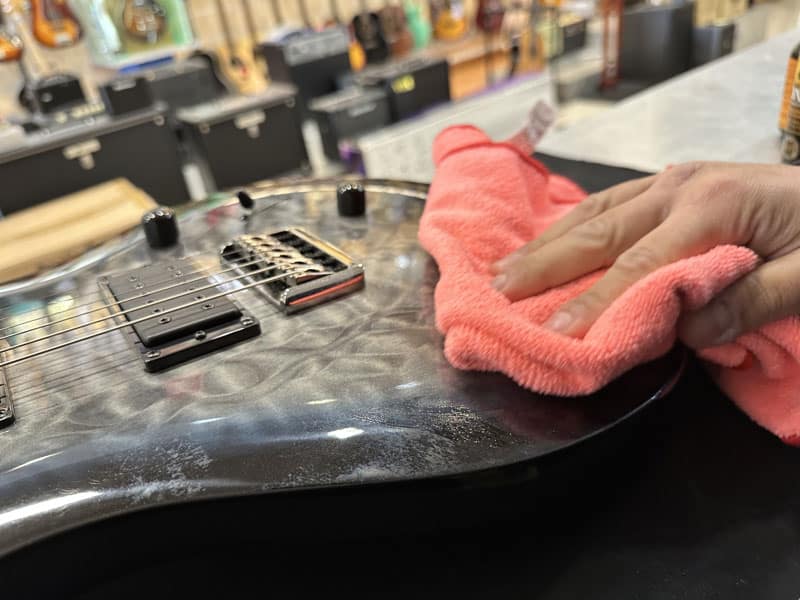 Limpieza del cuerpo de una guitarra con balleta de microfibra