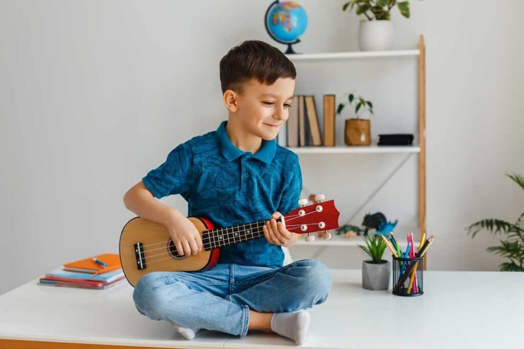 Niño tocando ukelele para principiantes