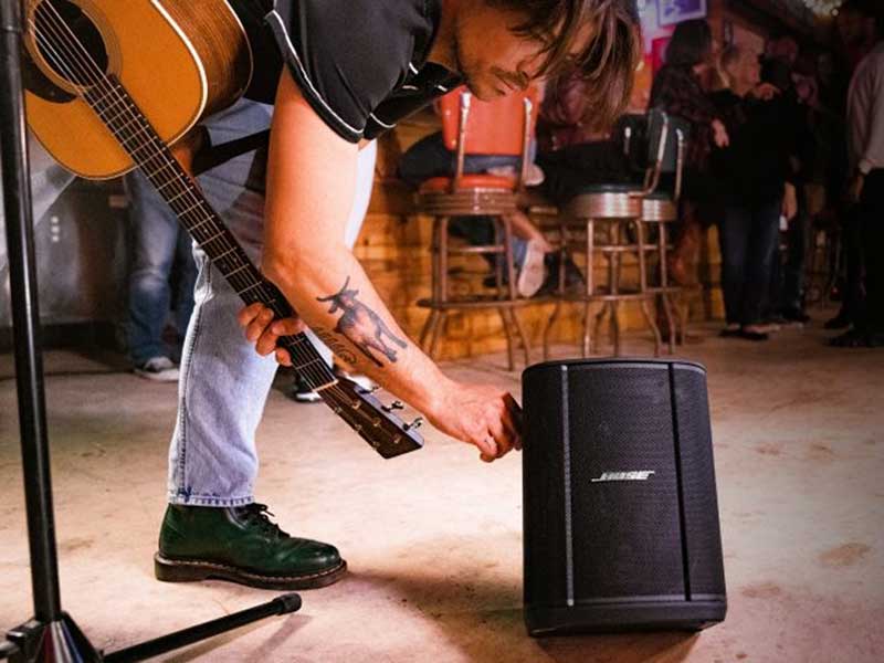 Guitarrista callejero con amplificador portatil