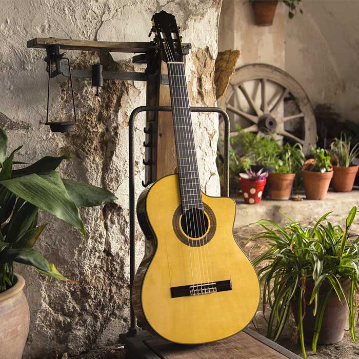 Foto de la guitarra flamenca José Gómez F90EQ en un patio