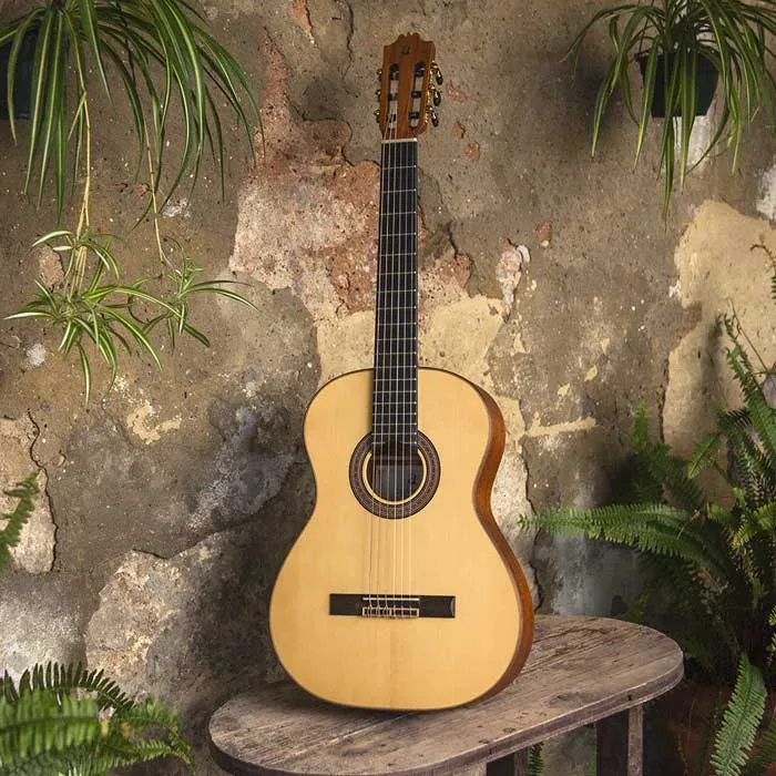 Guitarra española Admira A45 Satinada en un patio