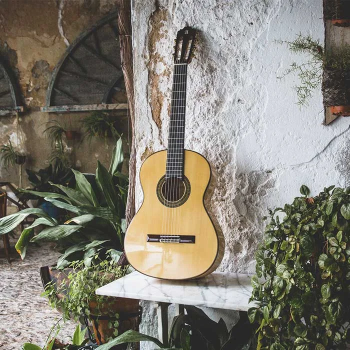 Alhambra 7fc guitarra en patio