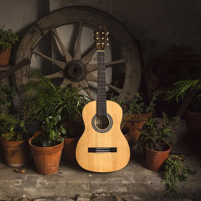 Pack de guitarra Admira Alba en un patio
