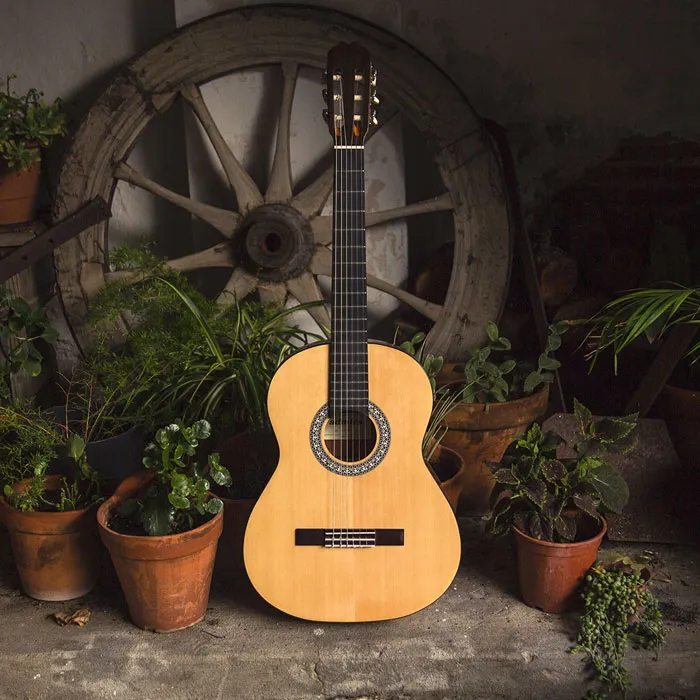 Guitarra Admira Alba en un patio