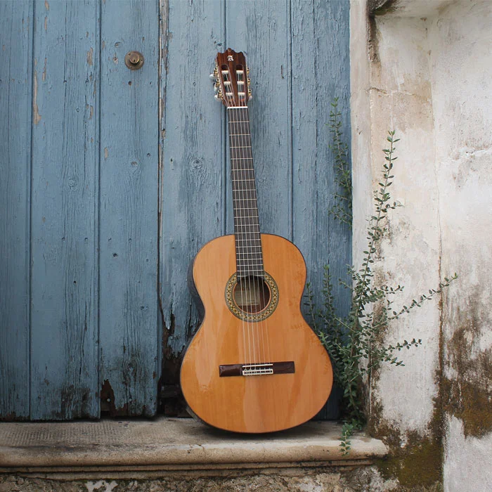Guitarra Alhambra 4P en un patio
