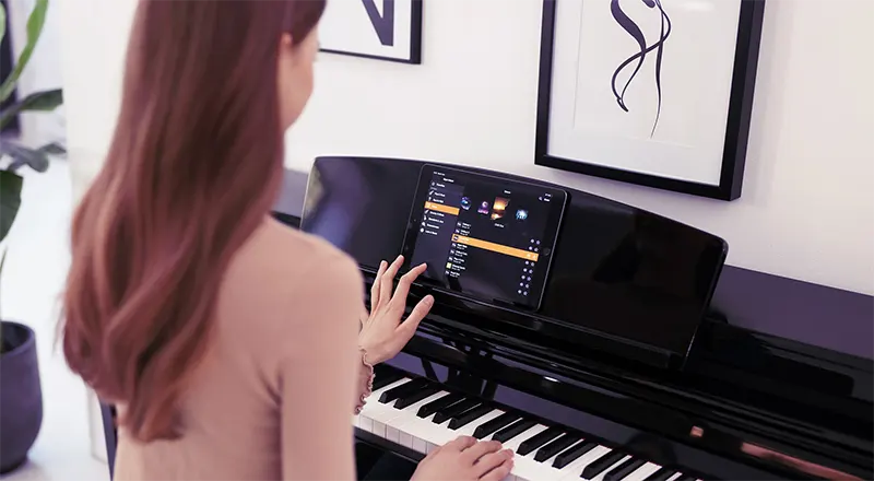 Joven tocando piano con app smart pianist