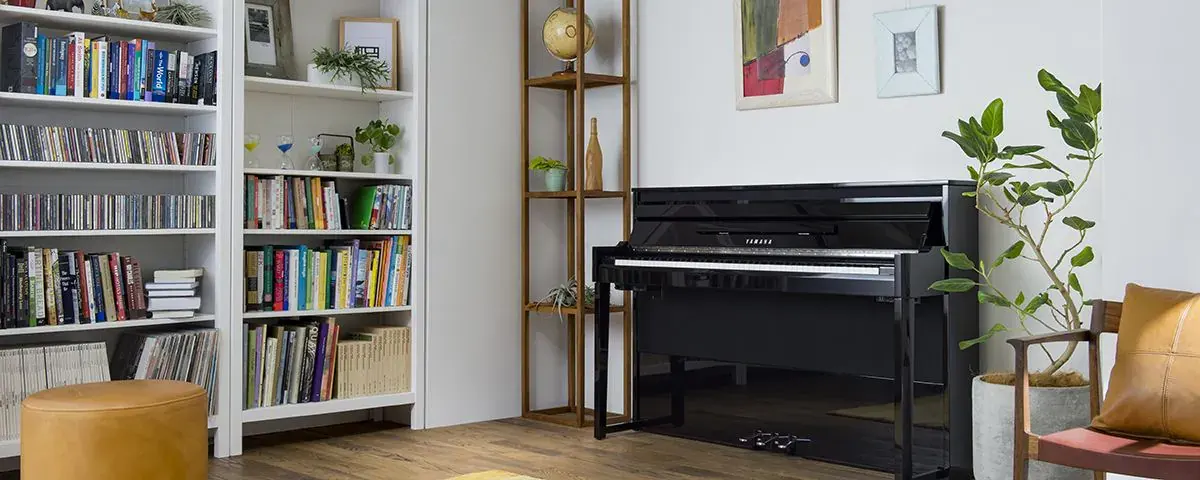 Piano hibrido NU1X negro pulido en salon de hogar