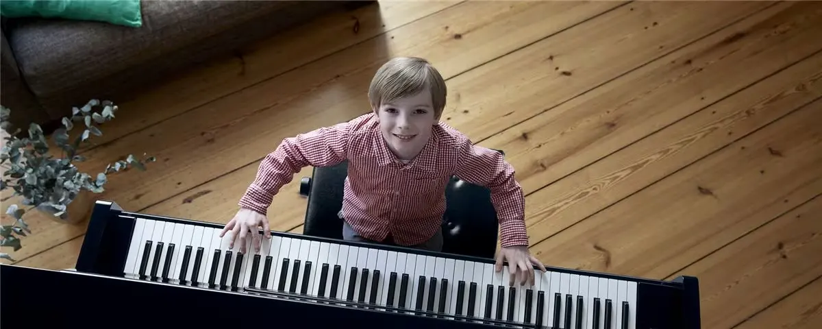 Niño tocando piano de la serie de estudiante B