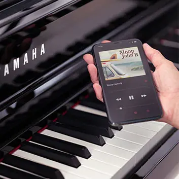 Smartphone reproduciendo musica en piano CLP con bluetooth