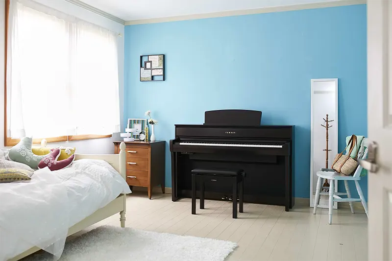 Piano CLP 775 palisandro en dormitorio de casa