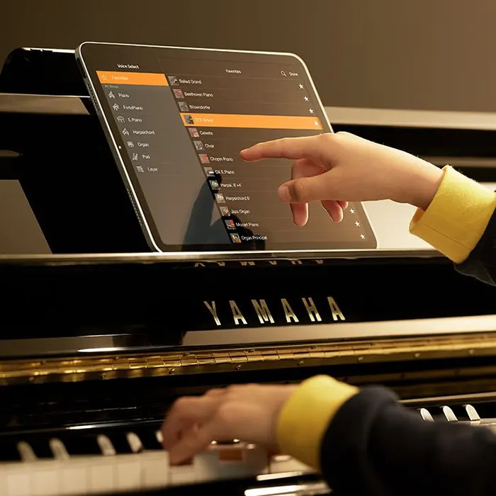 Manos seleccionando sonido en app Smart Pianist