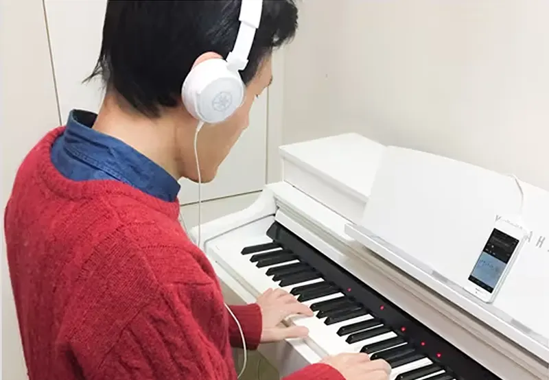 Mujer practicando al piano con app Smart Pianist