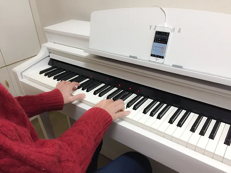 Joven tocando piano electronico CSP 170 blanco