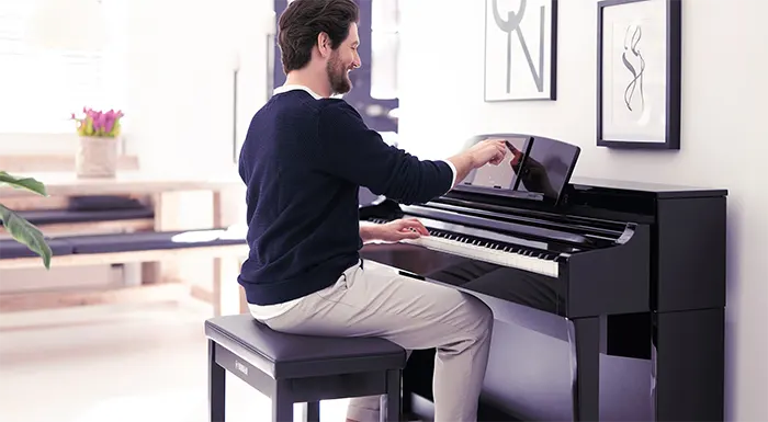 Hombre joven tocando piano digital CSP170 Negro