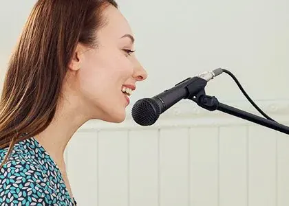 Mujer cantando con micrófono