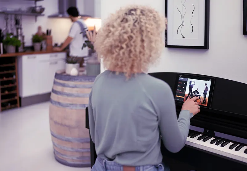 Mujer joven seleccionando instrumento en app Smart Pianist