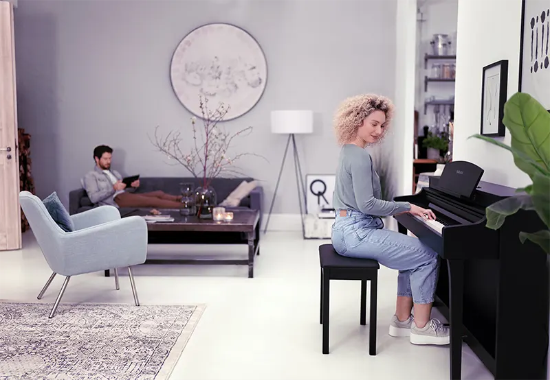 Pareja en casa, con mujer tocando piano CSP 150 negro