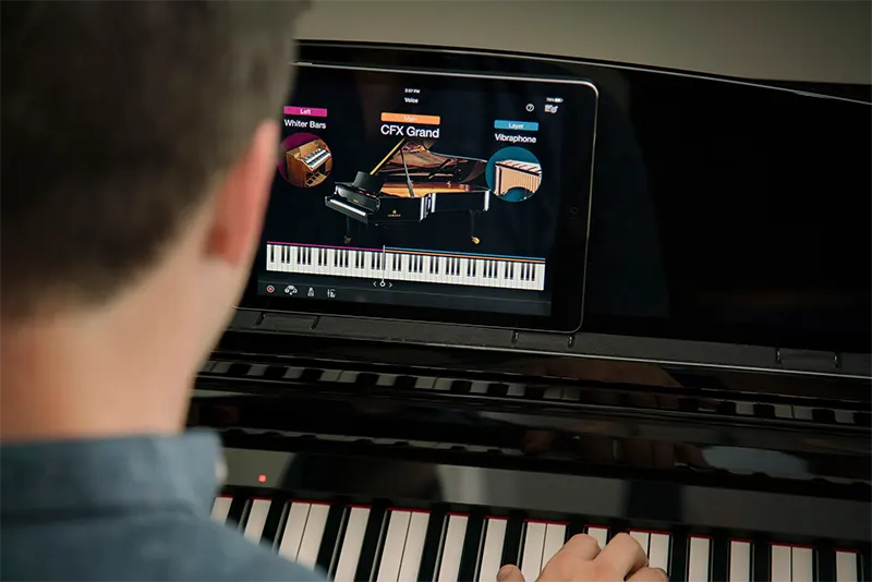 Pianista tocando piano CSP con tablet