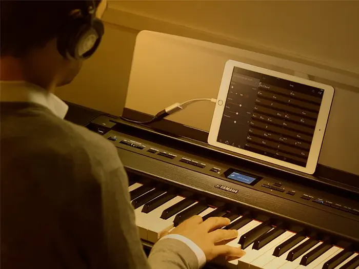 Tablet y teléfono con app Smart Pianist y conexión Bluetooth