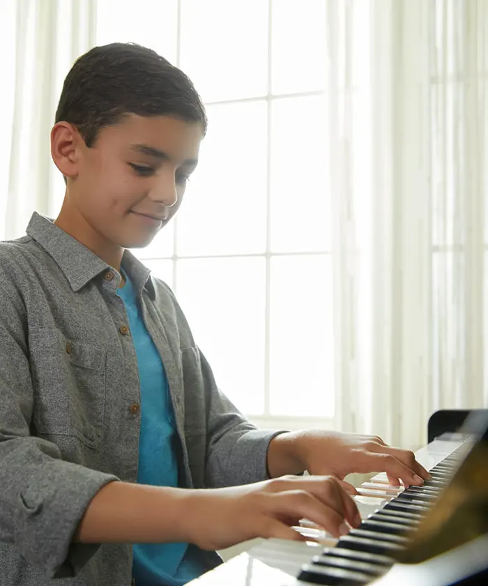 Estudiante joven tocando piano U1