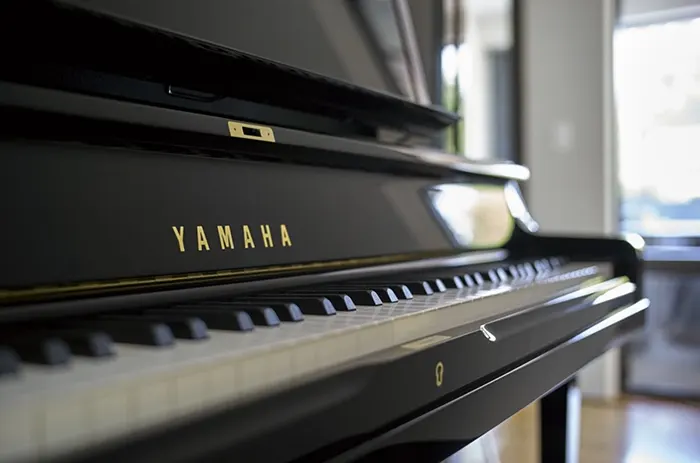 Teclado del piano YUS3 PE Negro pulido de Yamaha